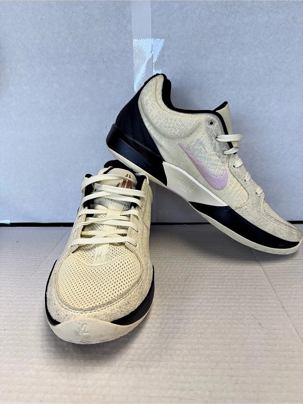 Nike Kyrie Basketball Sneakers Cream & Pink size 9